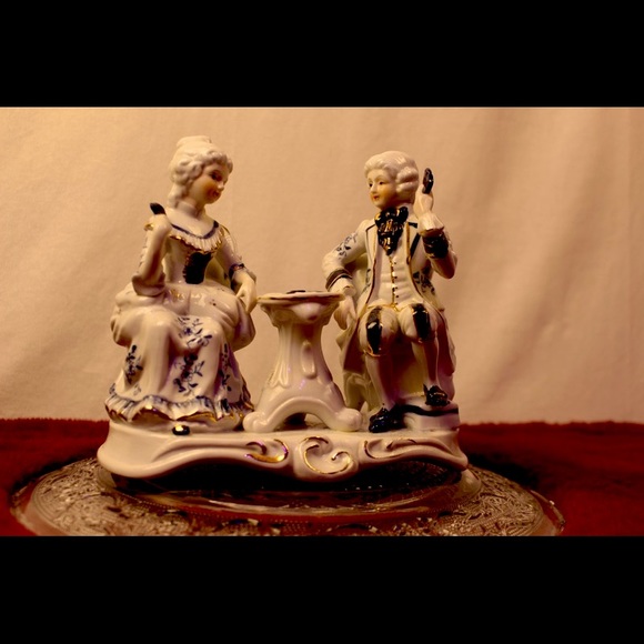 Martha and George Washington Playing Cards at Table Figurine - Picture 3 of 3